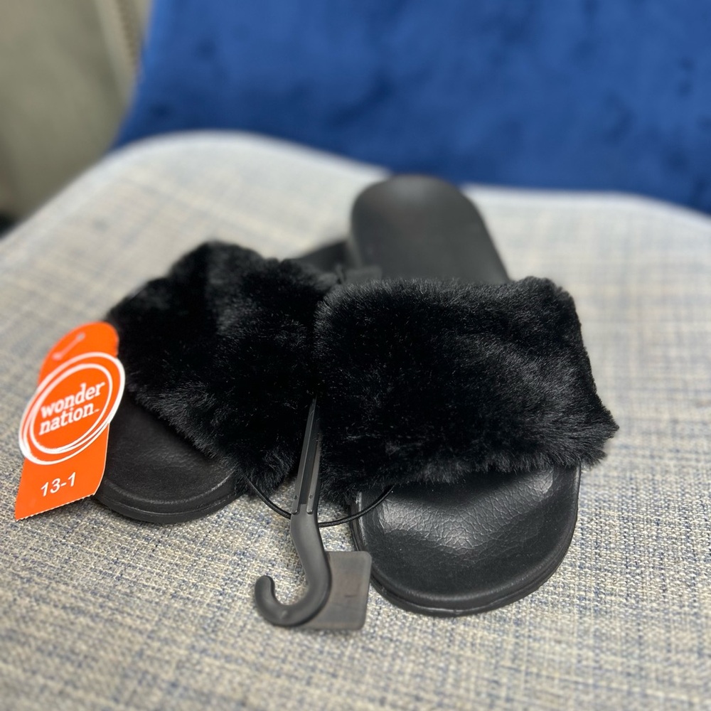 🆕 Wonder Nation Black Plush Slides